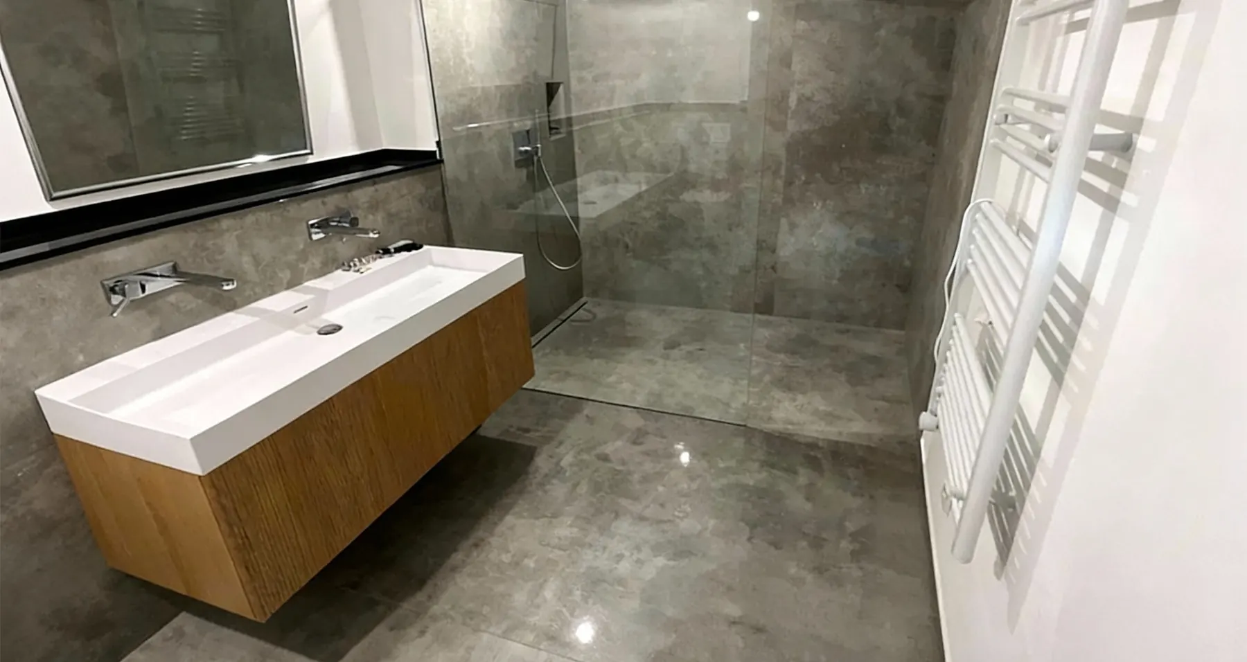 Bad mit Doppelwaschtisch und bodengleicher Dusche