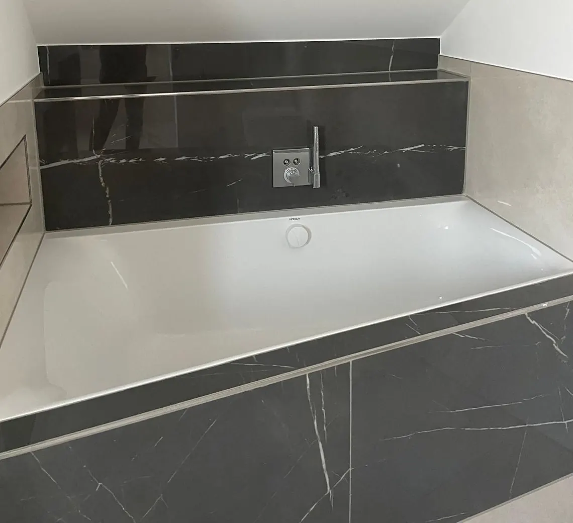 Eingebaute Badewanne mit Unterputzarmatur